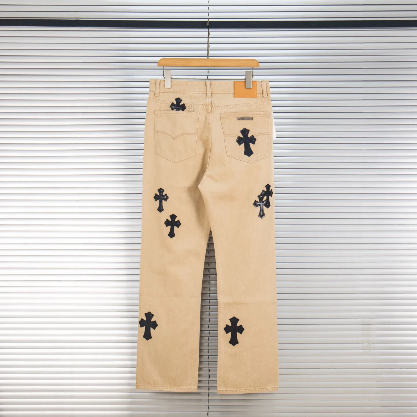 P240 Chrome Hearts 2025 New Miami Limited Couple Washed Jeans with Multiple Black Cross Leather Labels is a hot item this season and is sought after by countless celebrities and fashionistas. The neat details of the cutting process add color to the playful fashion! The neat and meticulous design, and the well-fitting structure is unique. The upper body not only has outstanding recognition, but also looks younger and younger. A style with the ultimate wearing meaning and performance, gorgeous color matching, and the craftsmanship of this style is also extremely extraordinary. After the finished product is washed, it is disassembled and hand-made with sheepskin cross leather and then spliced ​​together to complete. The whole piece has too many craftsmanship to describe. It is decorated with patchwork cross flowers and high-waisted washed jeans! ! Absolutely high-end luxury product, a god-level single product, a super popular product, made with top heavy industry, a magic weapon that cannot be missed in the street. Style number: 1866# Size: 28 30 32 34 Color: khaki pink khaki black
